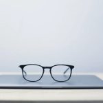 بررسی: آیا عینک کار با کامپیوتر و گوشی واقعا لازم است؟ نکات مهم انتخاب آنها
